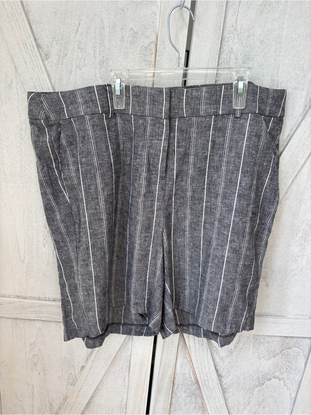 Lane Bryant Linen Blend Pinstripe Shorts Women’s Size 20 Gray White Striped